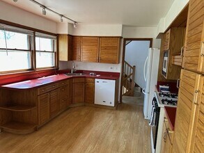 921 Wilmot Rd in Deerfield, IL - Building Photo - Building Photo