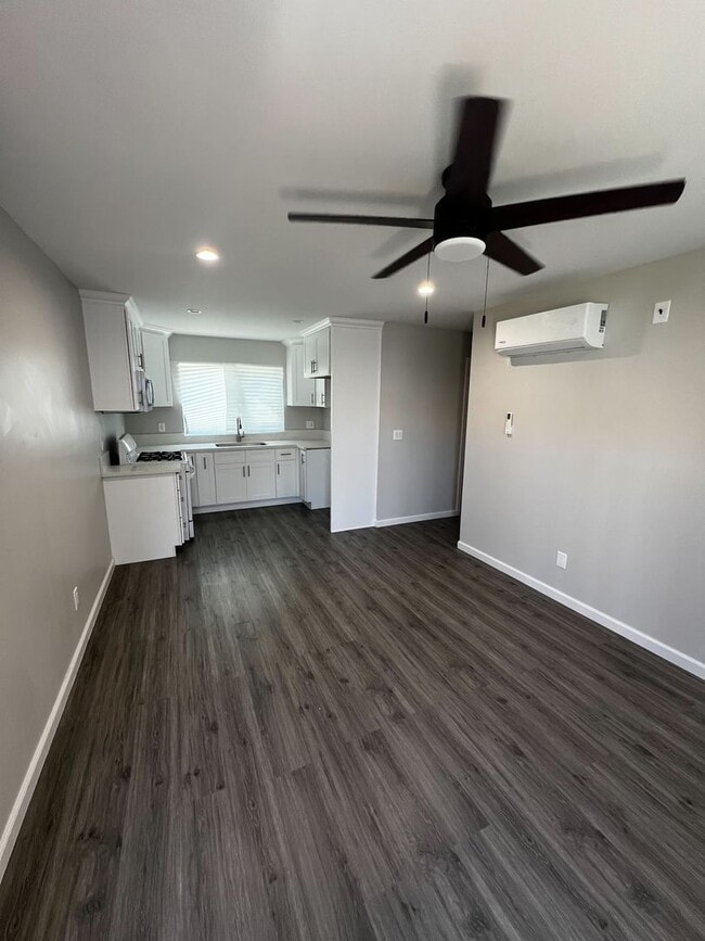 2516 E Anaheim St in Long Beach, CA - Building Photo - Building Photo