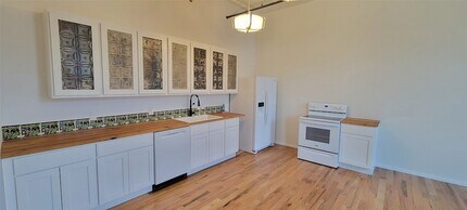 201 E Chambers St, Unit 203 in Cleburne, TX - Building Photo - Building Photo