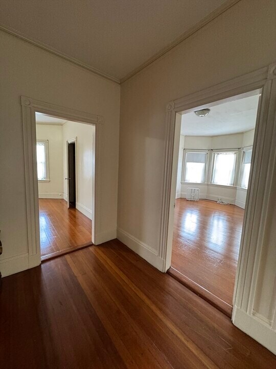 909 Beacon St, Unit 3 in Boston, MA - Foto de edificio