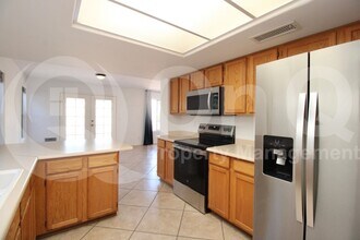 1326 E Helena Dr in Phoenix, AZ - Building Photo - Building Photo