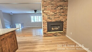 10736 York Ave S in Minneapolis, MN - Foto de edificio - Building Photo
