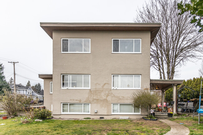 1321 Sixth Av in New Westminster, BC - Building Photo - Building Photo