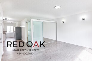 8555 Independence Ave in Los Angeles, CA - Building Photo