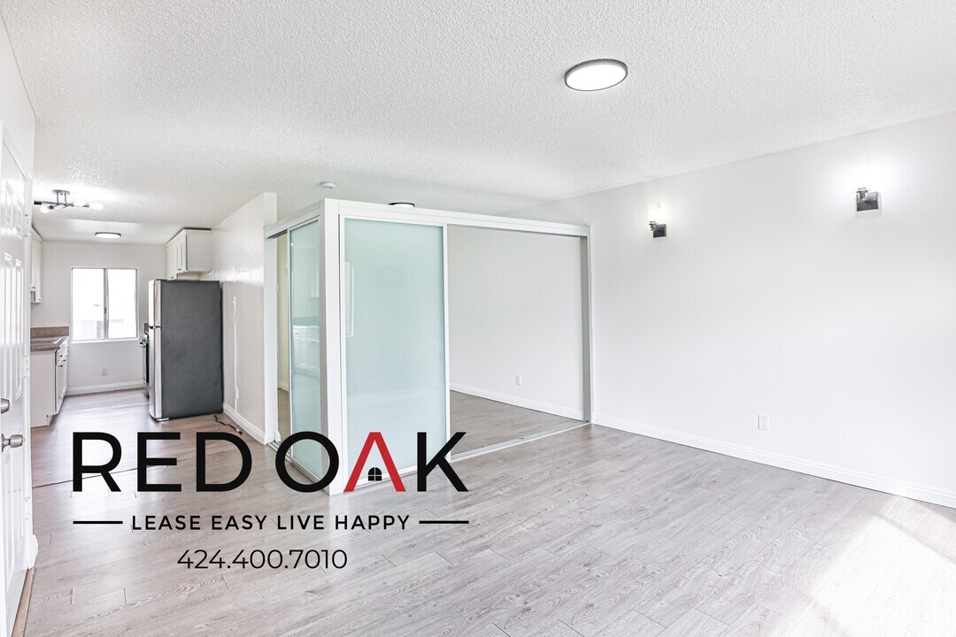 8555 Independence Ave in Los Angeles, CA - Building Photo