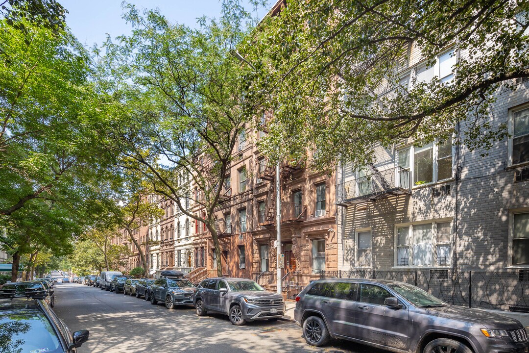 29 W 84th St in New York, NY - Building Photo