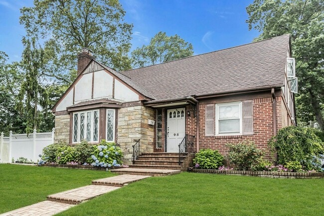 95 E Shore Dr in Massapequa, NY - Building Photo - Building Photo