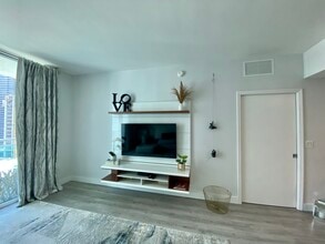 951 Brickell Ave, Unit 2409 in Miami, FL - Building Photo - Building Photo