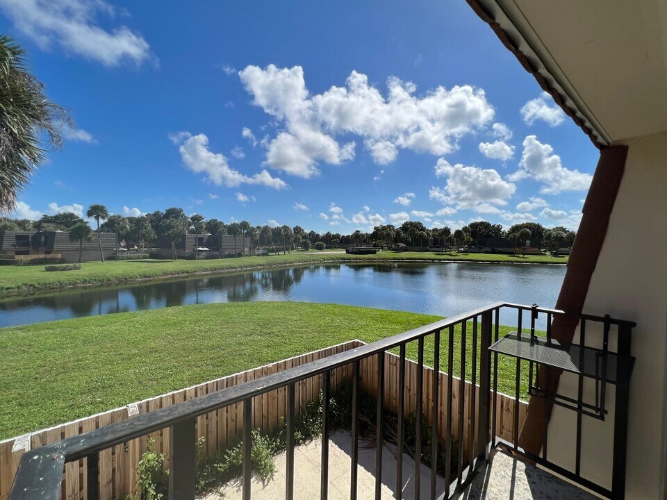 255 Charter Way in West Palm Beach, FL - Building Photo