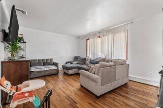 22 Hudson Pl, Unit 22 in Hempstead, NY - Building Photo - Building Photo