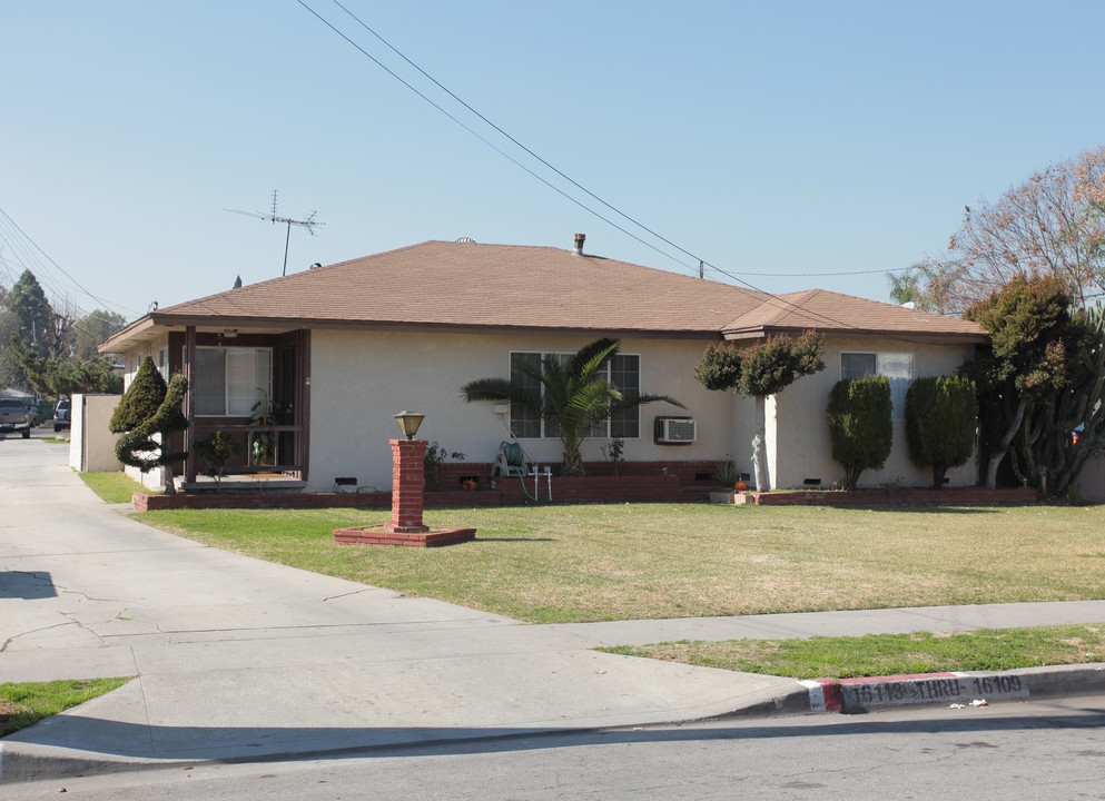 16109 Cornuta Ave in Bellflower, CA - Building Photo