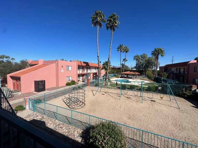 Valencia Gardens Apartments in Tucson, AZ - Foto de edificio - Building Photo