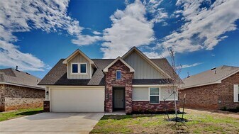 2724 Dennis Dr in Yukon, OK - Building Photo