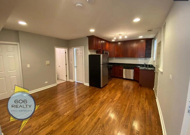6500 N Washtenaw Ave in Chicago, IL - Building Photo - Building Photo