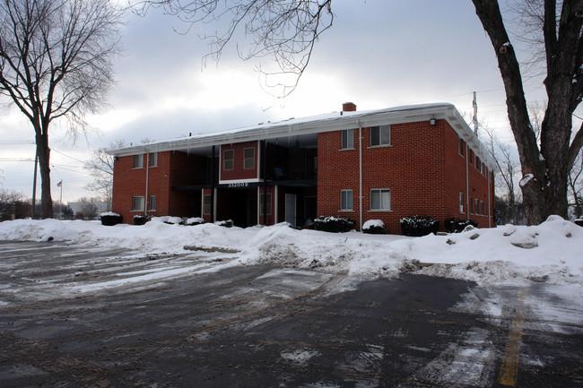 Country Apartments in Farmington, MI - Building Photo - Building Photo