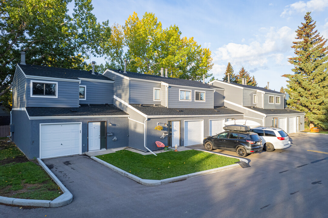 5200 53rd Ave NW in Calgary, AB - Building Photo