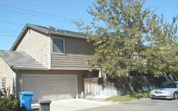 Elizabeth Court Apartments in Turlock, CA - Building Photo - Building Photo