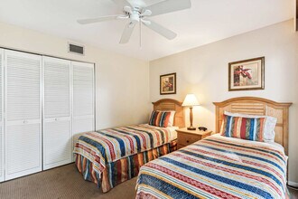 600 Neapolitan Way in Naples, FL - Building Photo - Building Photo