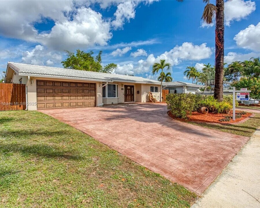 4925 Polk St in Hollywood, FL - Building Photo