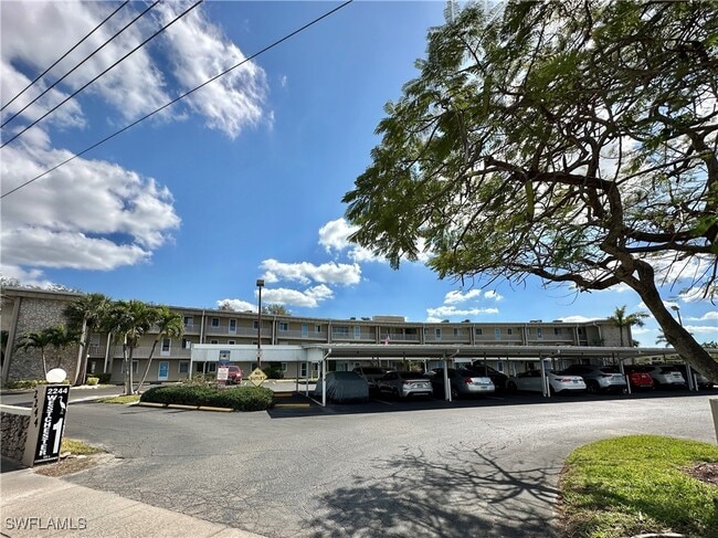 2244 Winkler Ave in Ft. Myers, FL - Building Photo - Building Photo