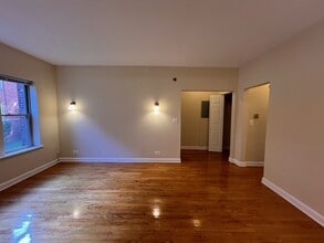 1347 1/2 W Touhy Ave in Chicago, IL - Building Photo - Building Photo