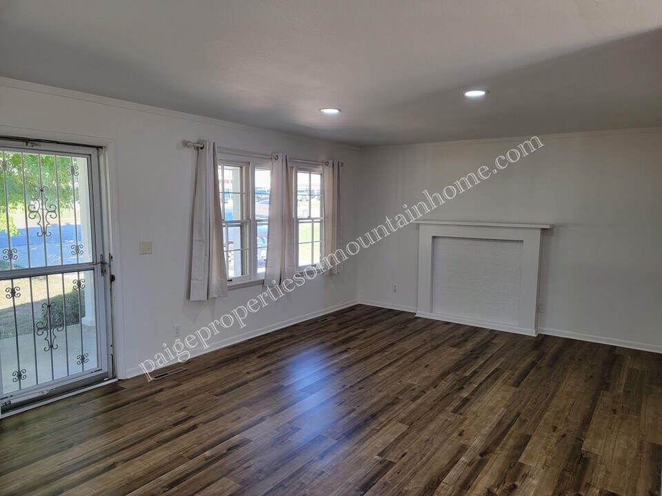 603 N College St in Mountain Home, AR - Building Photo