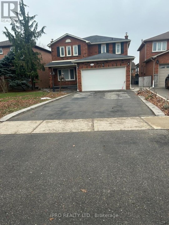 27 Silver Arrow Crescent in Vaughan, ON - Building Photo