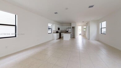 11035 W 35th Way in Hialeah, FL - Building Photo - Building Photo