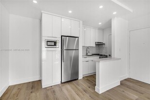 5991 SW 76th St in South Miami, FL - Building Photo