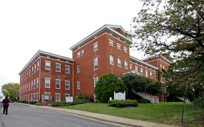 Shockoe Hill Senior Apartments 62 plus* in Richmond, VA - Foto de edificio - Building Photo