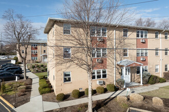 Chateau Gardens in Secaucus, NJ - Building Photo - Building Photo