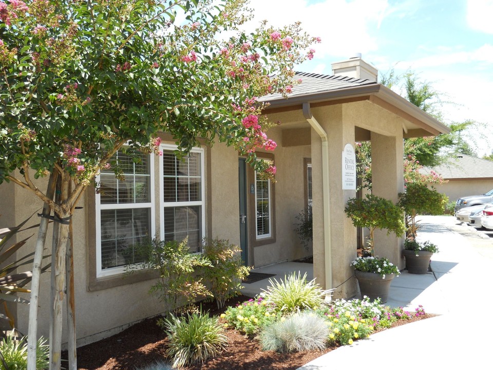 Oak Park in Bakersfield, CA - Building Photo