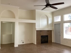 7526 N Ellendale Ave in Fresno, CA - Foto de edificio - Building Photo