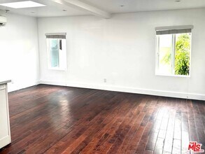 212 S Lasky Dr in Beverly Hills, CA - Building Photo - Building Photo
