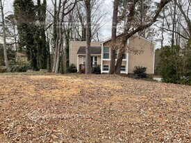 183 W Putnam Ferry Rd in Woodstock, GA - Building Photo