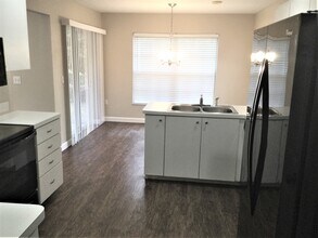 7909 Hathaway Dr in New Port Richey, FL - Foto de edificio - Building Photo