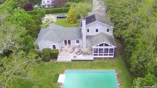 36 Walker Ave in East Quogue, NY - Building Photo - Building Photo