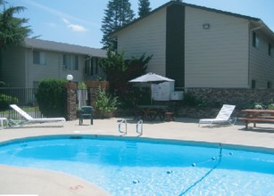 Hillcrest Apartments in Longview, WA - Building Photo - Building Photo