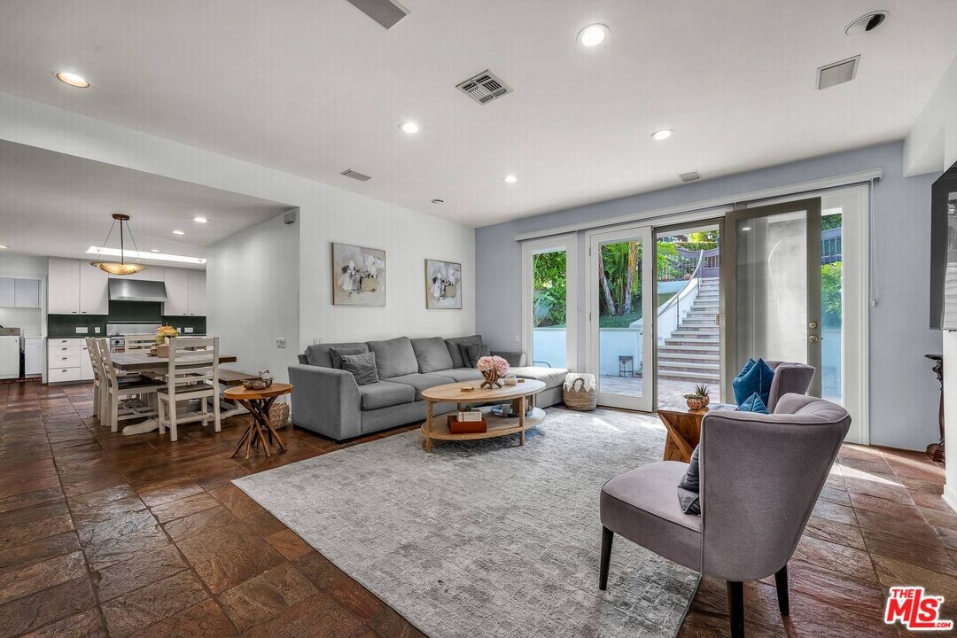 10321 Rochester Ave in Los Angeles, CA - Building Photo