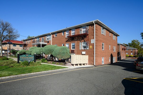 Lafayette Park Apartments in Hawthorne, NJ - Foto de edificio - Building Photo