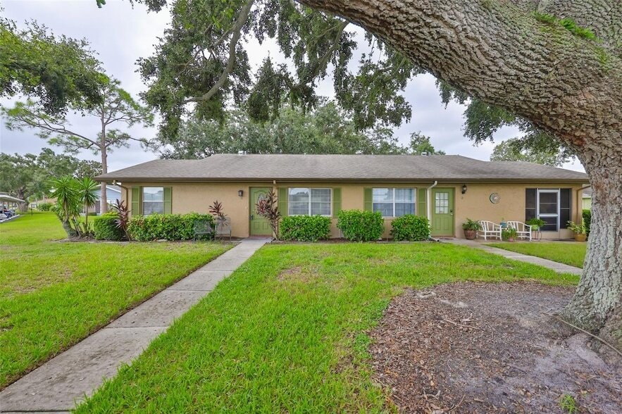 1904 Canterbury Ln, Unit 11 in Sun City Center, FL - Building Photo