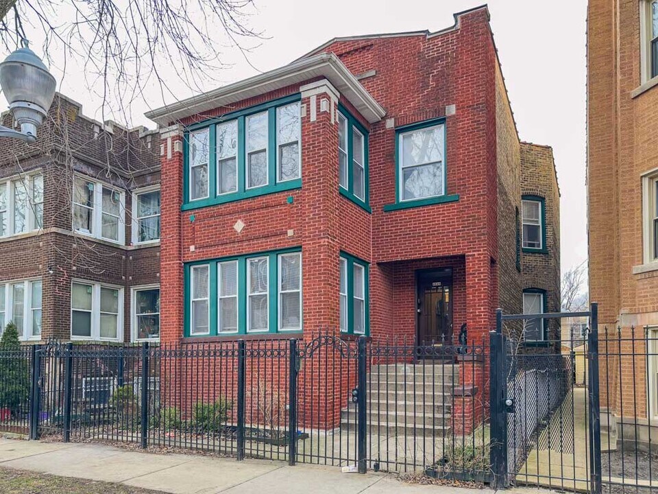4948 N Albany Ave in Chicago, IL - Foto de edificio