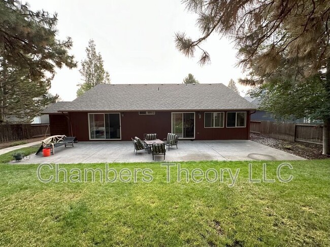 61363 Rock Bluff Ln in Bend, OR - Foto de edificio - Building Photo