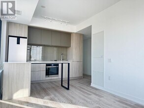 395 Square One Dr in Mississauga, ON - Building Photo - Building Photo