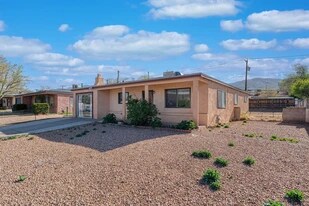2412 Morris St NE, Unit 2412 B Morris St NE in Albuquerque, NM - Building Photo