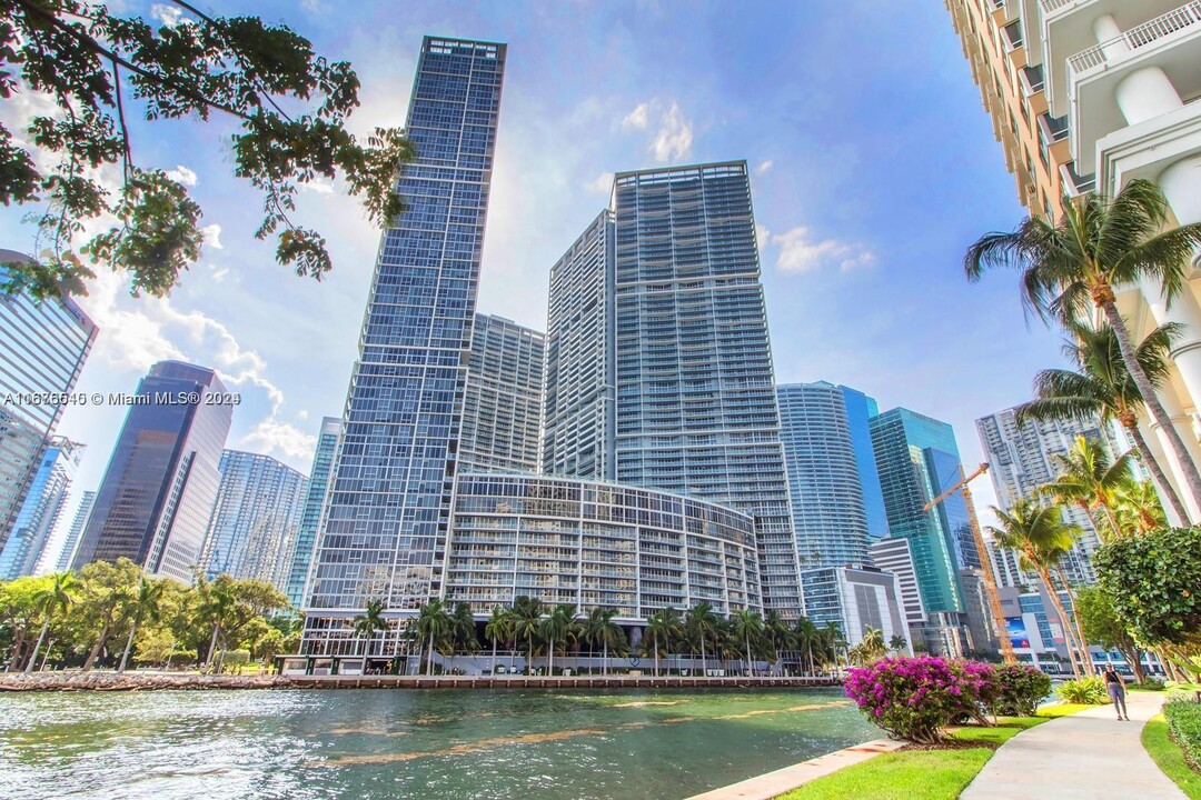 801 Brickell Key Blvd, Unit 3012 in Miami, FL - Foto de edificio