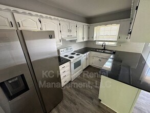 209 NW Highland Ln in Blue Springs, MO - Building Photo - Building Photo
