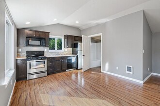 3831 NE 82nd Ave-Unit -Unit B in Portland, OR - Foto de edificio - Building Photo