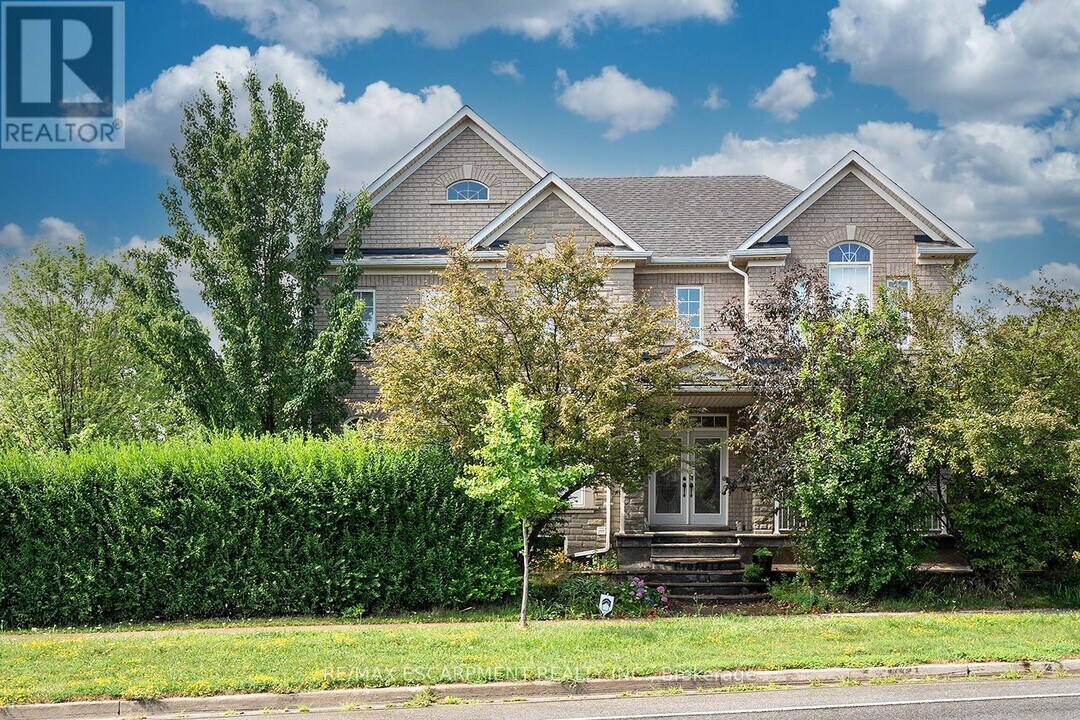 5410 Duchess Ct in Burlington, ON - Building Photo