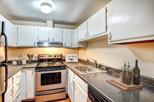 Ellis Court Apartments in Seattle, WA - Building Photo